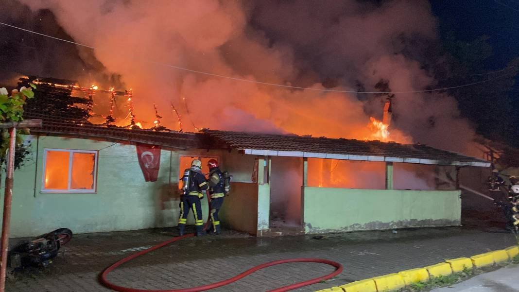 Kocaeli'de ‘pes’ dedirten olay: Alkol alıp, annesi de içerideyken evi ateşe verdi - Resim: 19